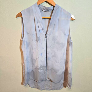 Tahari floral white, soft gray, light blue sleeveless zipup pleated blouse Med